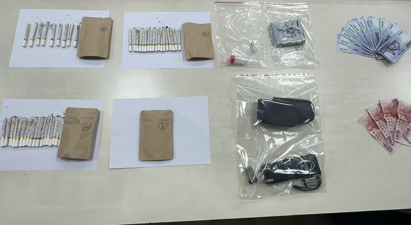 桃園市21歲吳姓男子26日中午施用摻有愷他命香菸後駕車南下，毒駕到花蓮，遭警方攔查後驗出毒品反應，並於車內發現多支彩虹菸、電擊棒1組、現金等證物。（新城警分局提供）中央社記者張祈傳真　115年5月28日