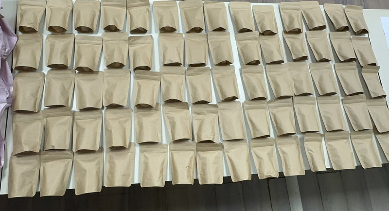 桃園市21歲吳姓男子26日施用摻有愷他命香菸後,不但跨縣市毒駕到花蓮,警方攔查後於車內發現30袋約5400支第三級毒品「彩虹菸」,重量約8600公克。(新城警分局提供)中央社記者張祈傳真 115年5月28日