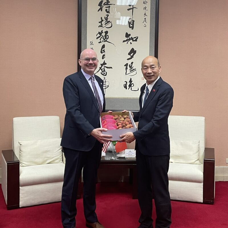 美國在台協會處長谷立言（左）28日拜會立法院長韓國瑜（右）。（圖取自facebook.com/AIT.Social.Media）
