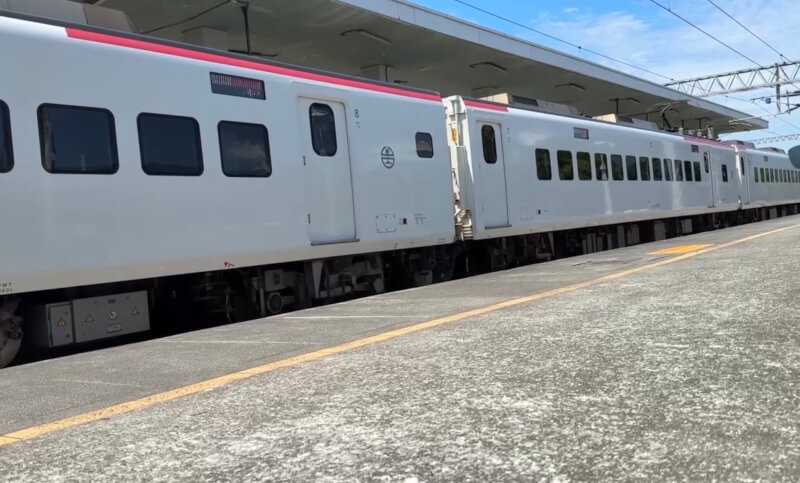 台鐵417次普悠瑪號列車28日中午於池上站出站時勾斷電車線，造成單線雙向不通，富里至關山間啟動公路接駁，後續上下行列車將略有延誤。（民眾提供）中央社記者李先鳳傳真　115年5月28日