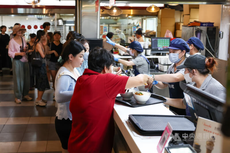 國發會28日公布，115年4月景氣對策信號綜合判斷分數為39分，與3月持平，燈號續呈紅燈，顯示國內經濟成長動能持續穩健。圖為台北華山市場一家豆漿店生意旺，排隊人潮絡繹不絕。中央社記者吳家昇攝　115年5月28日