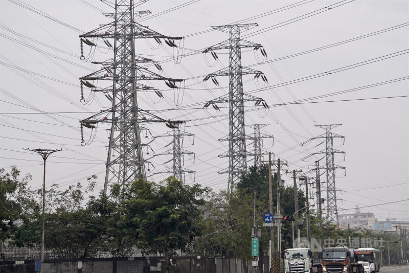 圖為供輸電力能源高壓電網。（中央社檔案照片）