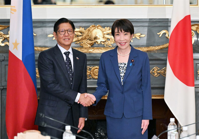 日本首相高市早苗(右)28日與訪日的菲律賓總統小馬可仕(左)舉行領袖會談。(共同社)