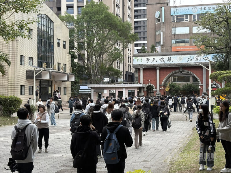 圖為參加115學年度學科能力測驗學生陸續步出新北市板橋高中考場。（中央社檔案照片）