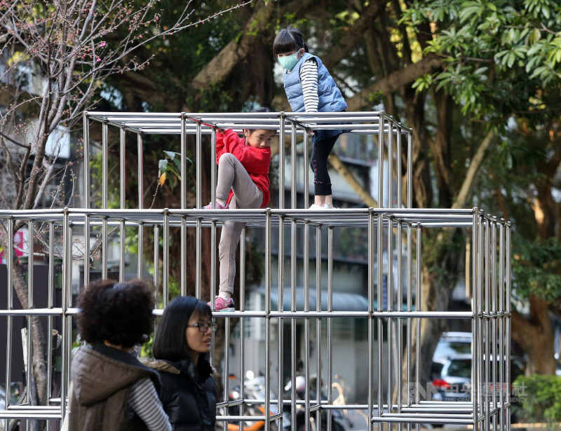 圖為孩童在公園玩樂。（中央社檔案照片）