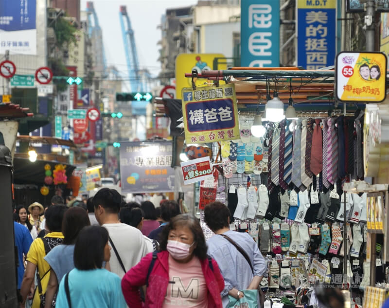 國發會28日公布4月景氣燈號續亮熱絡紅燈，呈現連5紅。圖為基隆夜市傍晚逛街人潮。（中央社檔案照片）