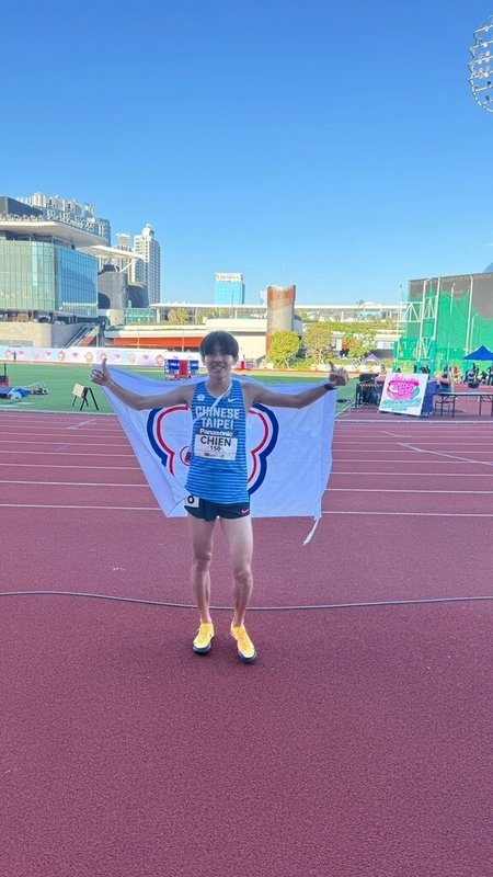 在香港舉行的亞洲U20田徑錦標賽28日正式登場，台灣長跑新星簡子傑（圖）在男子3000公尺項目勇奪銀牌，不僅刷新個人生涯最佳成績，更幫助台灣隊在賽事首日就進帳獎牌。（中華田協提供）中央社記者陳容琛傳真　115年5月28日
