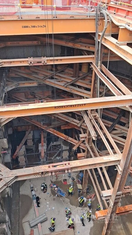 桃園市八德區捷運工程28日發生工安意外，50歲泰國籍男移工遭挖土機手臂撞擊頭部，送醫傷重不治。（翻攝照片）中央社記者葉臻傳真　115年5月28日