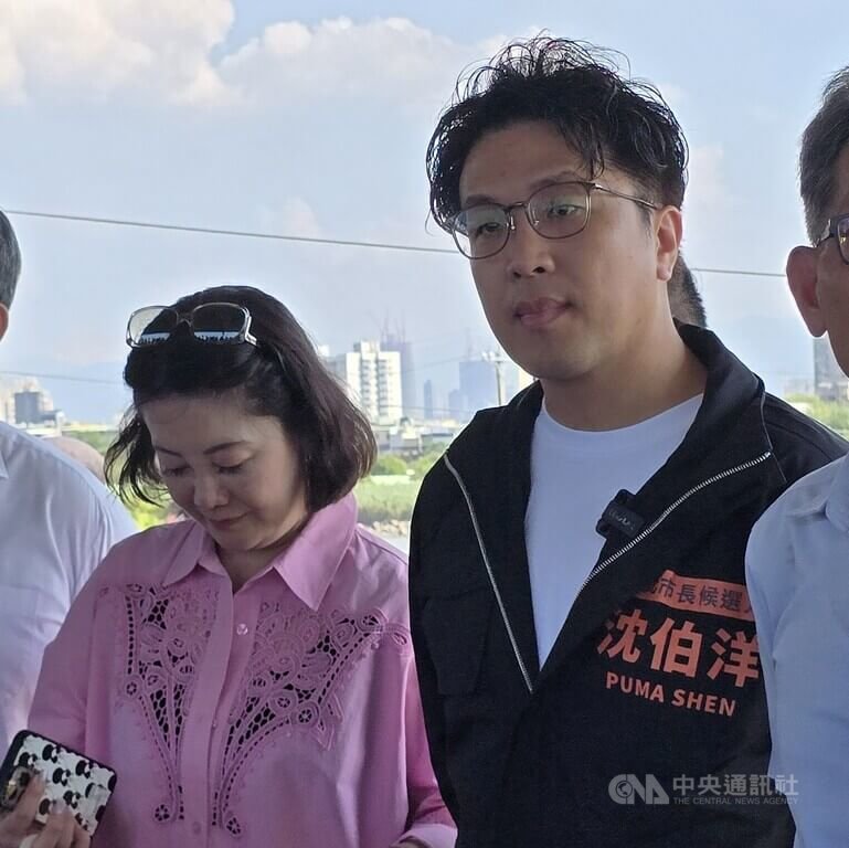 台北市政府與台電達成共識，將以變壓器地下型興建北士科附近的文林變電所，民進黨台北市長參選人沈伯洋（右）28日對此表示，解決穩定供電，相信大家都是開心。中央社記者劉建邦攝　115年5月28日