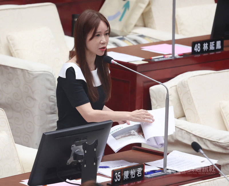 民進黨台北市議員陳怡君(圖)28日在市政總質詢時表示,市府推出文化小旅行100點卻缺乏維護,隨處走都發現景觀燈還壞掉、滿地垃圾等缺失。中央社記者張新偉攝 115年5月28日