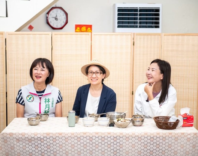 副總統蕭美琴(中)28日走訪苗栗,民進黨苗栗縣長參選人、縣議員陳品安(右)以及表態參選苗栗市長的立委林月琴(左)陪同品嚐在地美食。(陳品安提供)中央社記者管瑞平傳真 115年5月28日