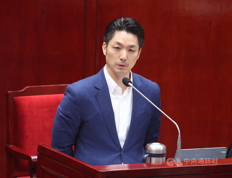 台北市長蔣萬安（圖）29日列席台北市議會市政總質詢，有議員提到校園內學生使用喪屍煙彈比例可能提高，恐釀黑數等，蔣萬安允諾，將要求警方與教育局聯繫並加強通報查緝。中央社記者張新偉攝　115年5月29日