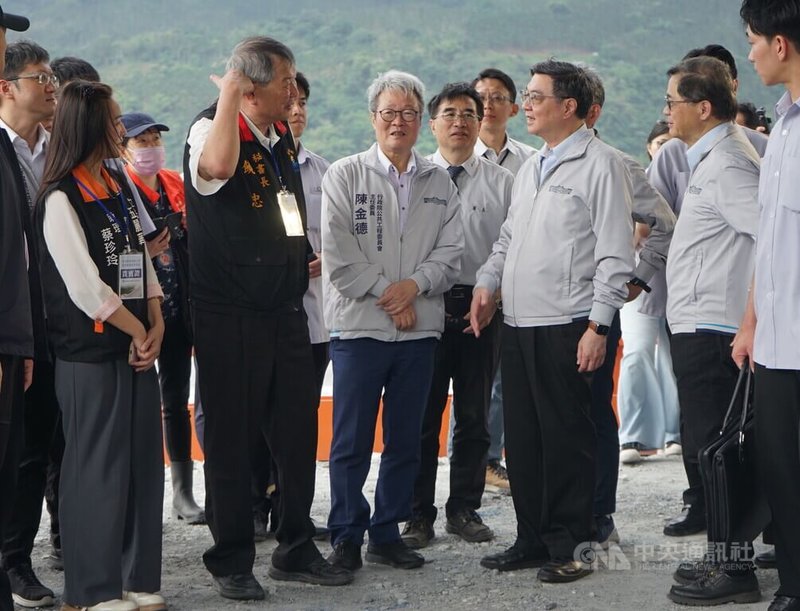 行政院長卓榮泰(前排左4)29日到花蓮視察馬太鞍溪堤防工程防汛整備,會中花蓮縣府秘書長饒忠(前排左2)表達地方擔憂。中央社記者張祈攝 115年5月29日