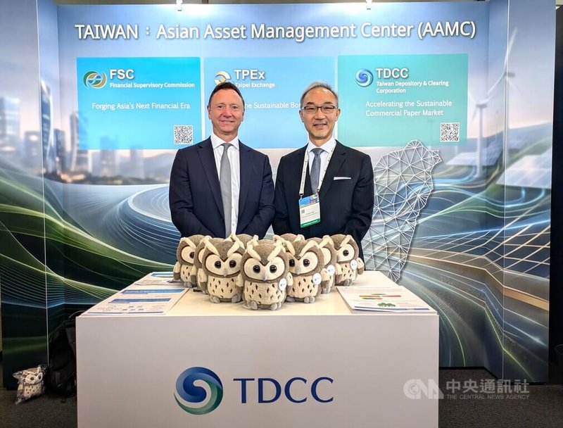 國際資本市場協會(ICMA)執行長巴斯可(Bryan Pascoe,左)28日在ICMA倫敦年會期間,前往台灣設置的攤位致意,並與駐英國代表姚金祥(右)交流。中央社記者陳韻聿倫敦攝 115年5月29日