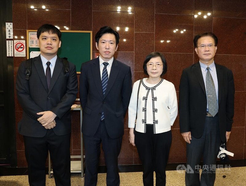 行政院祕書長張惇涵（左2）29日率中選會委員被提名人沈淑妃（右2）、黃謀信（右1）、蔡維哲（左1）拜會民進黨立法院黨團。張惇涵表示，這3位被提名人都有法學專業、豐富實務經驗及無黨無派，希望獲得朝野黨團支持，也相信這能更健全中選會運作。中央社記者郭日曉攝　115年5月29日