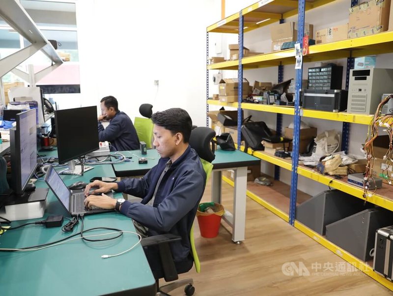 全球工業電腦大廠研華落腳檳城，成為「東南亞共享服務中心」，工程師透過系統平台，即時監測設備運作與資料傳輸情況。中央社記者黃自強檳城攝 115年5月29日