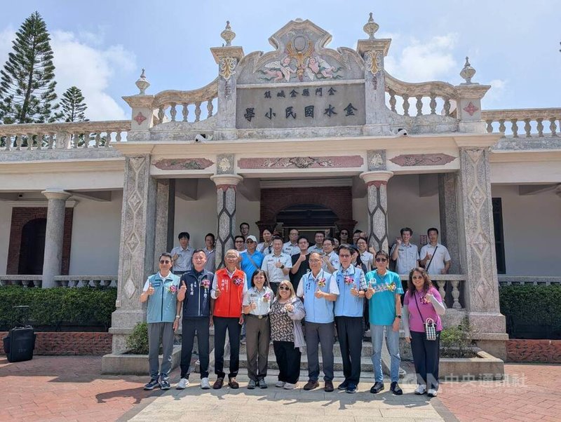 呈現金門僑鄉文化的「金水學校展示館」，經金門國家公園管理處數月整修，29日重新開幕，金門國家公園管理處長黃子娟（前左4）、金門縣副縣長李文良（前右4）等人出席合影。中央社記者吳玟嶸攝　115年5月29日