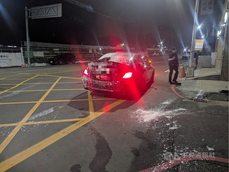 疑不滿何姓男子於網路社群發表的言論，台中市陳姓與林姓男子29日凌晨共乘機車對何姓男子的小客車潑漆後逃逸，被警方循線逮人送辦。（翻攝照片）中央社記者蘇木春傳真　115年5月29日
