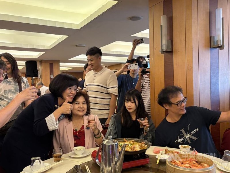 民進黨新北市長參選人蘇巧慧（前左1）29日中午出席新北市總工會會員大會，逐桌敬酒與民眾寒暄合影。中央社記者曹亞沿攝　115年5月29日