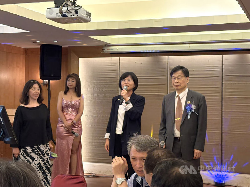 民進黨新北市長參選人蘇巧慧(後右2)29日在土城區出席新北市總工會會員大會,她致詞感謝勞工堅守崗位,打造台灣經濟繁榮,並承諾當選後會成為勞工後盾。中央社記者曹亞沿攝 115年5月29日