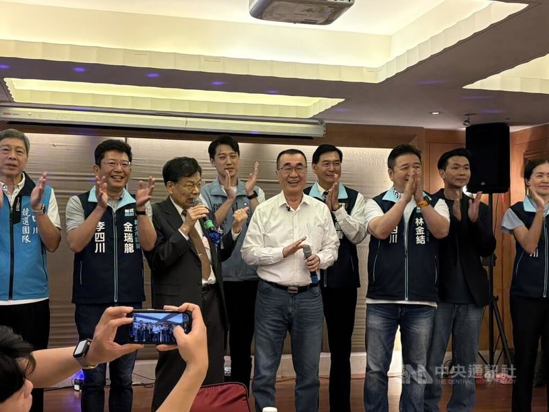 國民黨新北市長參選人李四川(白衣者)29日中午出席新北市總工會會員大會,與理事長黃文祥(左3)同台高歌。中央社記者曹亞沿攝 115年5月29日