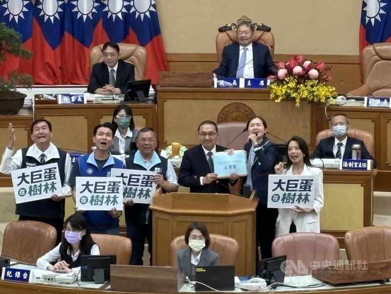 國民黨新北市議員洪佳君（立者右2）等人29日在議會市政總質詢時，遞交1.5萬份連署書給市長侯友宜（立者右3），盼爭取新北大巨蛋落腳樹林。中央社記者曹亞沿攝　115年5月29日