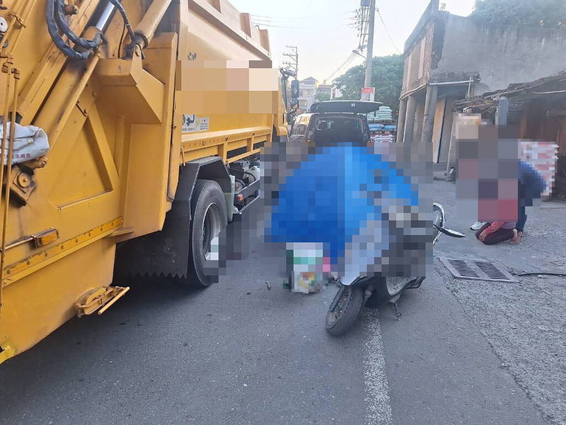 彰化縣芳苑鄉1名未戴安全帽的幼童27日跨坐外婆機車時，疑機車未熄火，誤接觸油門暴衝，遭垃圾車輾斃。（民眾提供）中央社記者鄭維真傳真　115年5月29日