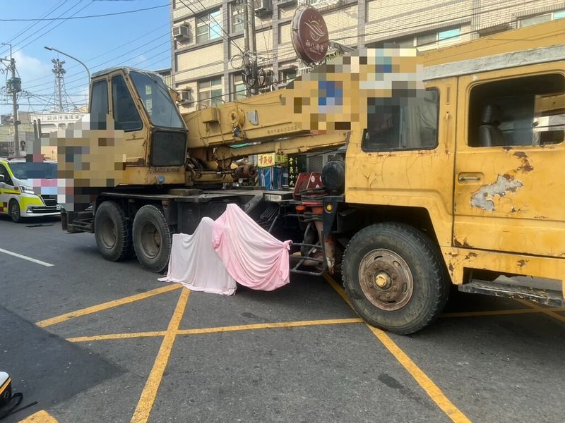 台南安定區82歲林姓婦人29日上午穿越道路時，卻遭一輛大型吊車撞上，老婦當場死亡。（台南市消防局提供）中央社記者張榮祥台南傳真　115年5月29日