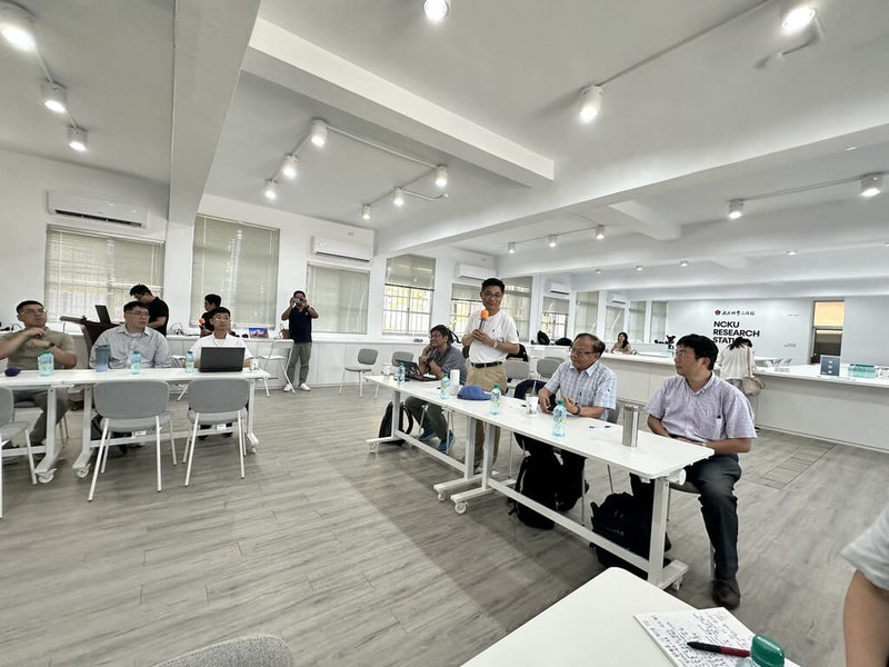 國立成功大學在光復鄉成立科學工作站，協助堰塞湖災後研究，校長沈孟儒（前右3）29日主持會議，督導成大科學家就研究進展提出規劃。（成大提供）中央社記者張祈傳真　115年5月29日
