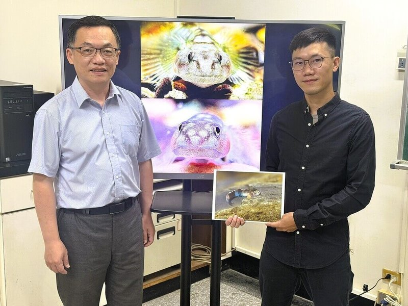 國立中山大學特聘教授廖德裕（左）與博士生莊維誠（右）近日發表新種魚類「紋面韌鰕虎」（Lentipes ptasan），命名靈感來自紋面文化。（中山大學提供）中央社記者林巧璉傳真　115年5月29日