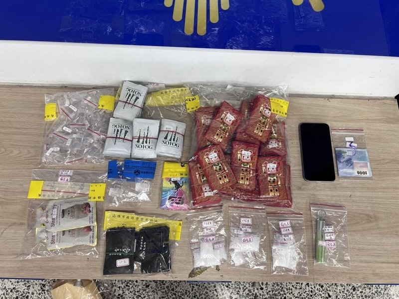 橋頭地檢署近日接獲網路販毒情資，經指揮警方於網路巡邏，約出蘇姓犯嫌面交，蘇男開車衝撞警車循國道逃逸，警方後續循線在台南逮捕蘇男，起獲毒品並查出涉毒駕。（橋頭地檢署提供）中央社記者洪學廣傳真　115年5月29日