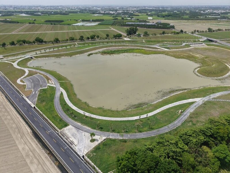 屏東縣崁頂鄉新闢滯洪池總滯洪量16.9萬噸，除於豪雨期間發揮滯洪功能、減緩洪峰及降低下游淹水風險外，平時也可作為綠地休憩空間。（屏東縣政府水利處提供）中央社記者黃郁菁傳真　115年5月29日