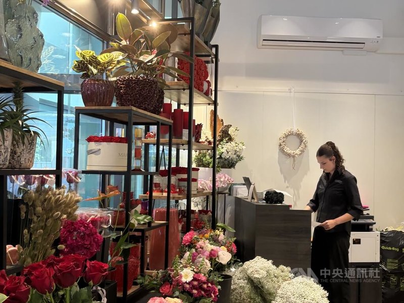 花店員工表示,雖然花材容易枯萎,但店內溫度都在25度以下,沒有開冷氣的必要。中央社記者郭芳君蘇黎世攝115年5月29日