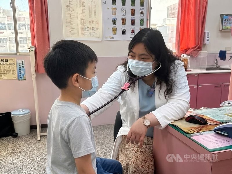 大甲李綜合醫院兒科醫師裘品筠（右）說，7歲男童照三餐吃退燒藥，感冒一週未癒，男童活動力差、食慾不佳，經檢查確診感染B型流感。中央社記者趙麗妍攝　115年5月29日