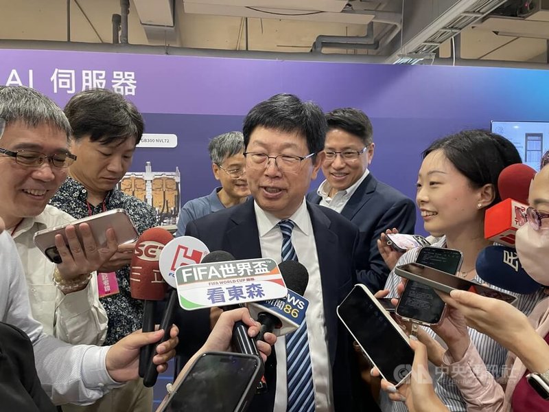 鴻海29日舉行股東會，董事長劉揚偉（中）會後接受媒體採訪表示，看好下半年輝達（NVIDIA）Vera Rubin架構晶片平台出貨。 中央社記者鍾榮峰攝　115年5月29日