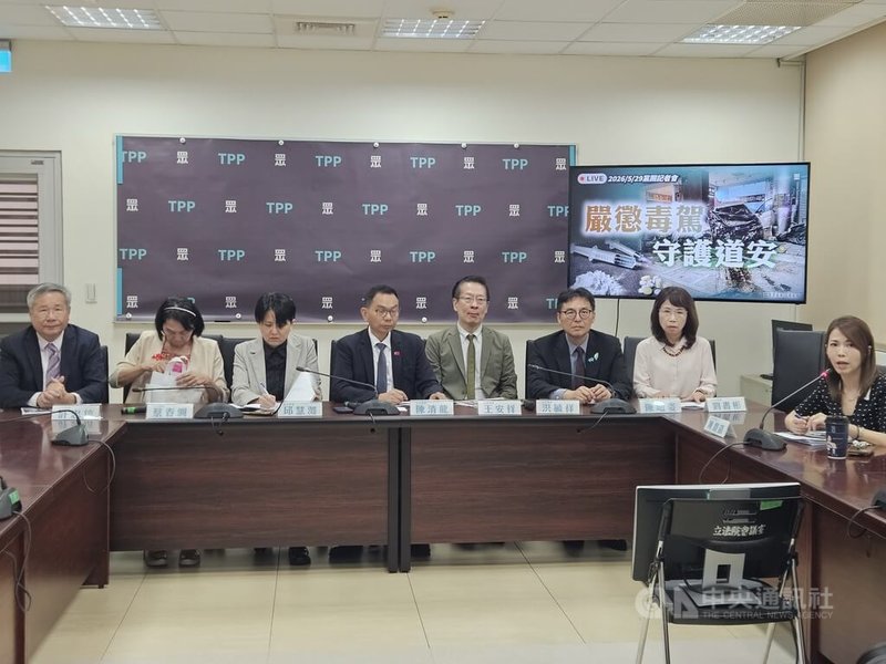 立法院民眾黨團29日召開記者會表示，將提出「法院組織法」修法，經立院否決的被提名人不得為代理人，並包含空污法修法、拖救業納管等草案，均提逕付二讀。中央社記者曾以寧攝　115年5月29日