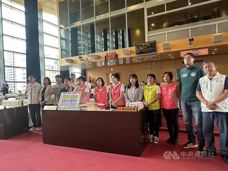 民主進步黨台中市議會黨團29日在台中市議會,要求台中市長盧秀燕為反質詢道歉。中央社記者趙麗妍攝 115年5月29日