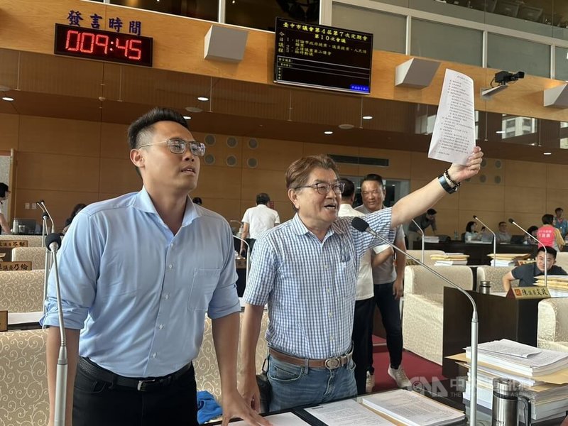 民主進步黨台中市議會黨團要求台中市長盧秀燕為反質詢道歉,中國國民黨籍台中市議員李中(右)、楊大鋐(左)要求依議事規則進行。中央社記者趙麗妍攝 115年5月29日