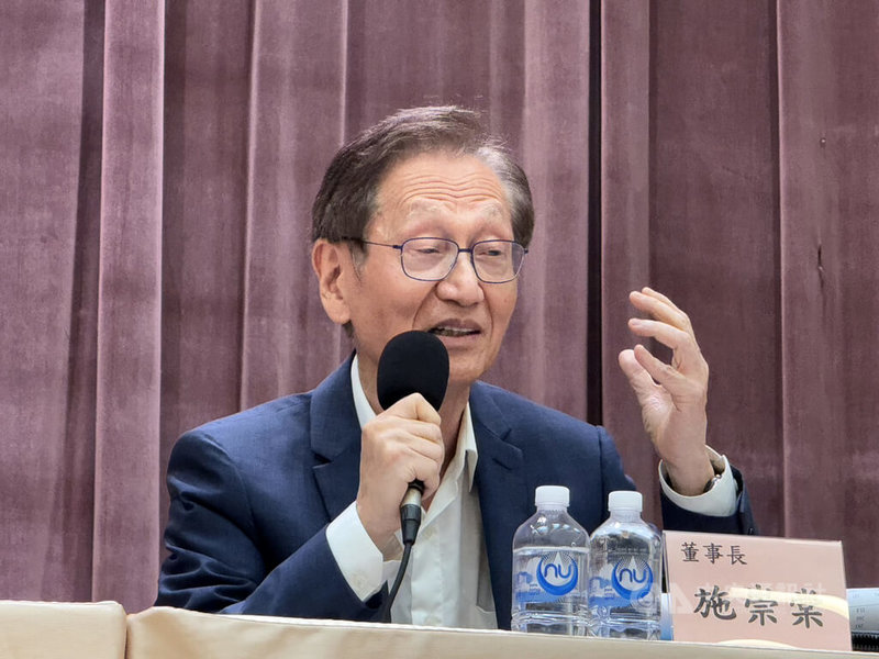 電腦品牌廠華碩29日召開股東常會，董事長施崇棠表示，蘋果推出平價筆電，把成本逼到極致，其中有許多可以學習的地方，華碩把這個挑戰視為機會，不會輕易讓出市場。中央社記者吳家豪攝　115年5月29日