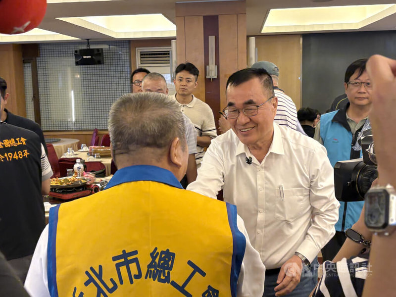 新北市總工會29日舉行會員大會,國民黨新北市長參選人李四川(中右)出席,與現場民眾握手致意,爭取支持。中央社記者曹亞沿攝 115年5月29日
