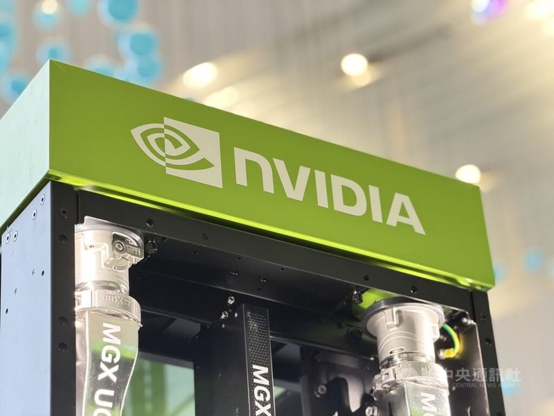 輝達執行長黃仁勳29日晚間在南港展覽館2館主持NVIDIA AI Factory MGX Ecosystem Ceremony活動,感謝打造MGX模組化伺服器的供應商,並表示AI已經將電腦產業轉化為國家級的基礎設施。圖為現場展示的MGX機櫃。中央社記者吳家豪攝 115年5月29日