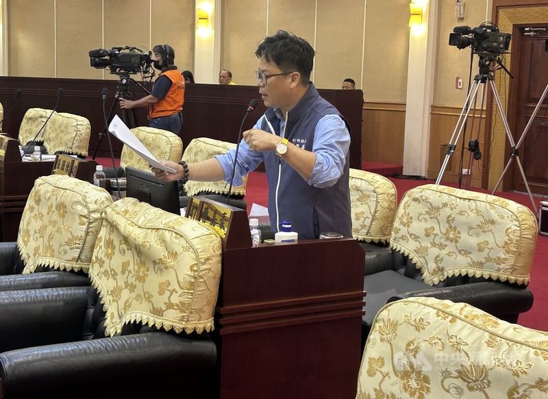 彰化縣議會定期會29日進行縣政質詢，國民黨議員曹嘉豪（中）指出，彰化發生多起電動自行車火警，電動車普及也增加失火風險，要求彰化縣警察局、消防局等相關單位加強稽查。中央社記者吳哲豪彰化攝　115年5月29日