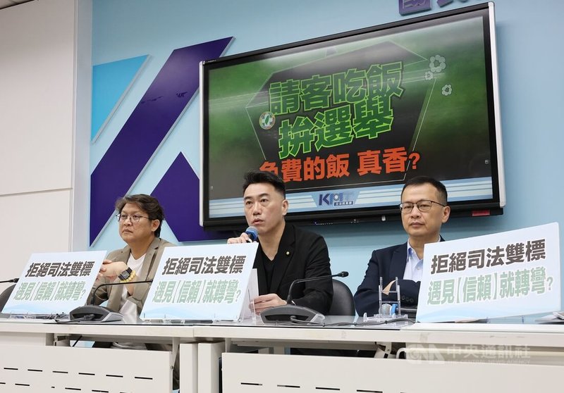 國民黨立法院黨團書記長林沛祥（中）、副書記長黃建賓（左）及立委羅智強（右）29日在立法院舉行記者會表示，近期接獲民眾檢舉，宜蘭「信賴之友會」舉辦餐會力挺民進黨籍參選人，行政院政委陳金德逐桌敬酒懇託，要求檢調建立一致性執法原則。中央社記者郭日曉攝　115年5月29日