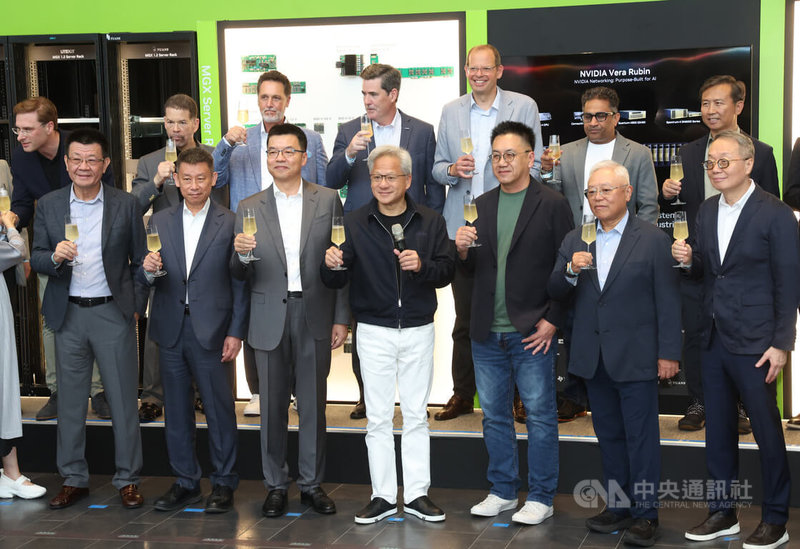 輝達(NVIDIA)執行長黃仁勳(前右4)訪台行程持續滿檔,29日傍晚到南港出席輝達AI Factory MGX Ecosystem Ceremony,現場與合作廠商代表一同舉杯致意。中央社記者張新偉攝 115年5月29日