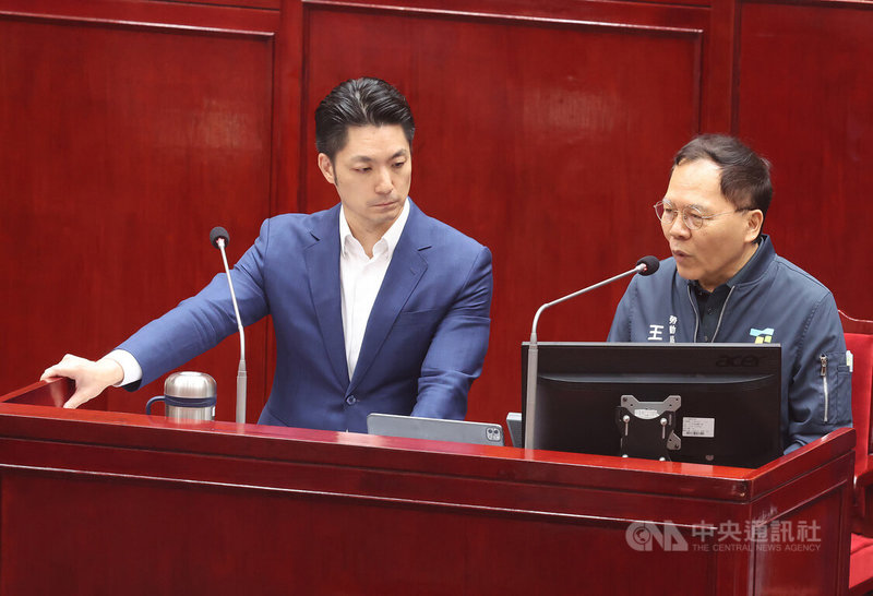馬英九基金會前員工王光慈的母親表示,將向台北市勞動局舉報職場霸凌。對此,勞動局長王秋冬(右)29日在議會答詢時表示,尚未接獲相關陳情,將持續密切注意。圖左為台北市長蔣萬安。中央社記者張新偉攝 115年5月29日