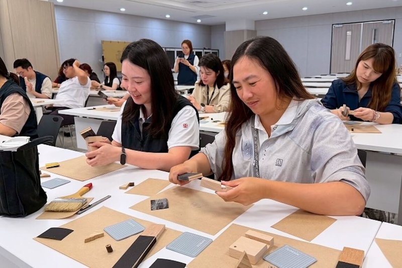 中華大學團隊日前帶著人力、物資走入科技業者廠區，舉辦資源循環工作坊，與85名工程師一起動手運用取自新埔山林的疏伐木、枯枝及天然種子，親手製作創意手機架。（中華大學提供）中央社記者魯鋼駿傳真　115年5月29日