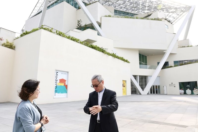 文化部長李遠（右）29日前往台南國家美術館籌備處視察，並與南國美籌備處主任莊佩樺（左）討論場館植栽養護情況。（文化部提供）中央社記者王寶兒傳真　115年5月29日