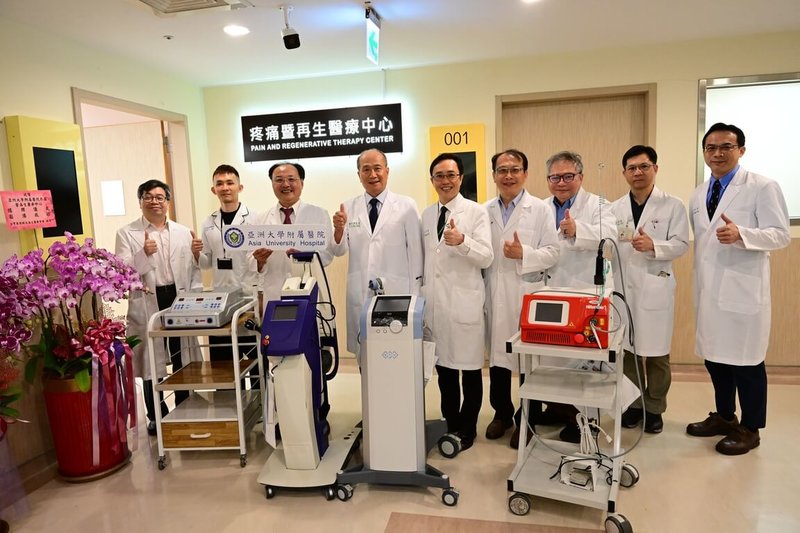 亞洲大學附屬醫院新成立疼痛暨再生醫療中心，神經醫學中心副院長林志隆（左3）提醒，慢性疼痛常牽涉關節、肌肉、神經與生活習慣，若疼痛持續超過數週、影響睡眠或日常活動，應及早就醫。（亞大醫院提供）中央社記者蘇木春傳真　115年5月29日