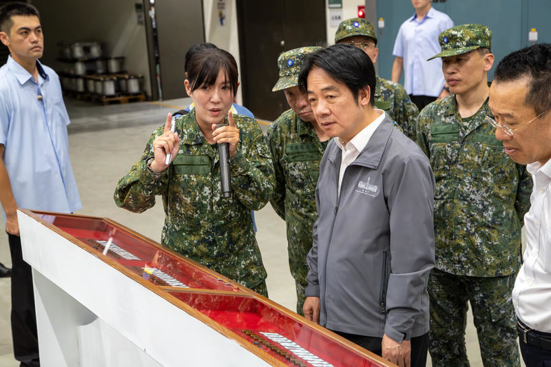總統賴清德(前右2)29日赴高雄視導國防部軍備局生產製造中心第205廠,他說,看到自動化的彈藥產線,讓人驚豔。(總統府提供)中央社記者溫貴香傳真 115年5月29日