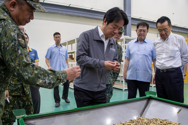 總統賴清德(左2)29日赴高雄視導國防部軍備局生產製造中心第205廠,期勉要讓裝備換發如期如質完成。(總統府提供)中央社記者溫貴香傳真 115年5月29日